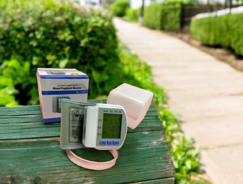 Тонометр на зап'ястя прилад для вимірювання тиску електронний