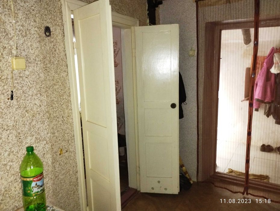 Небольшая хатка в селе