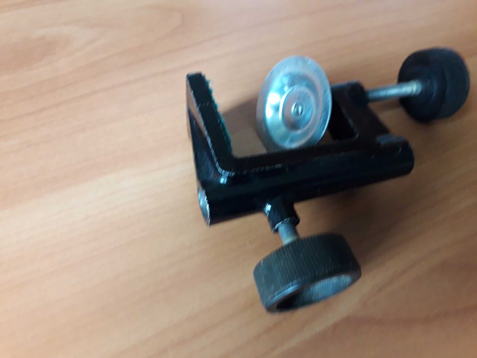 Струбцина крепление настольной инженерной лампы ,микрофона и др.