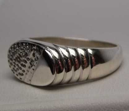 Srebrny pierścionek sygnecik R.25.