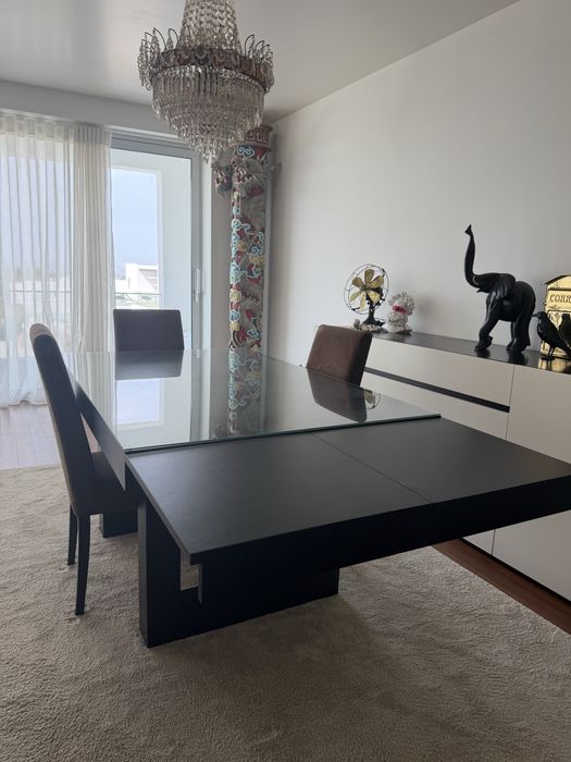 Mesa de jantar com tampo de vidro — extensível