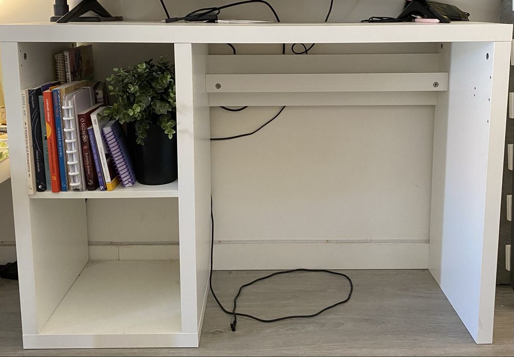 Mesa de estudo e cadeira com rodas