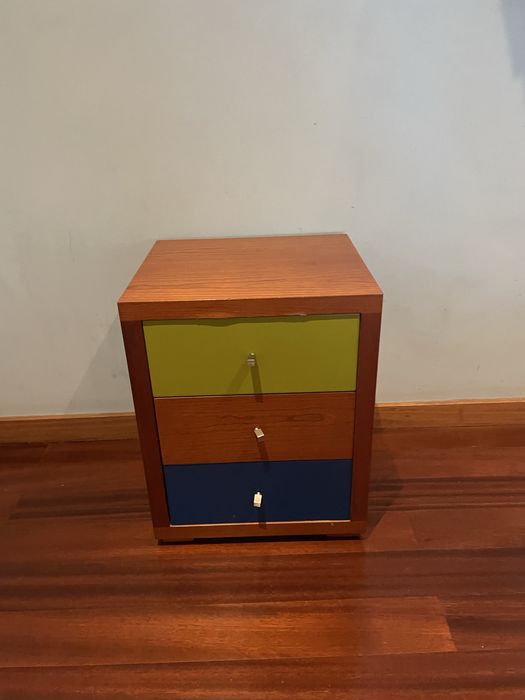 Mesa de cabeceira com gavetas