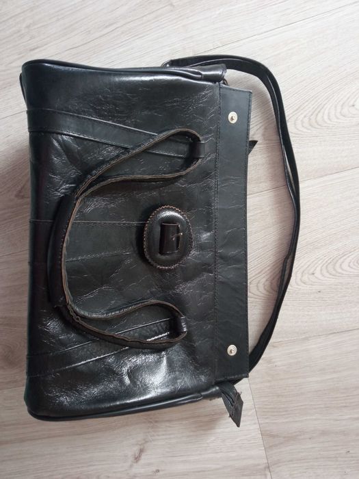 Czarna skórzana torba