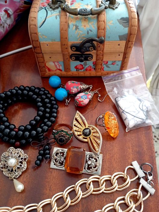 Шкатулка дерев'яна та підліткові прикраси б/у всi за 532грн
