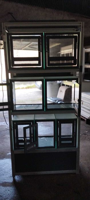 Baterias de exposição para animais em lojas petshop