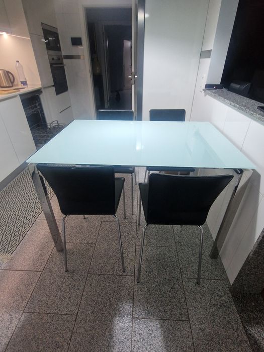 Mesa de cozinha em vidro e inox