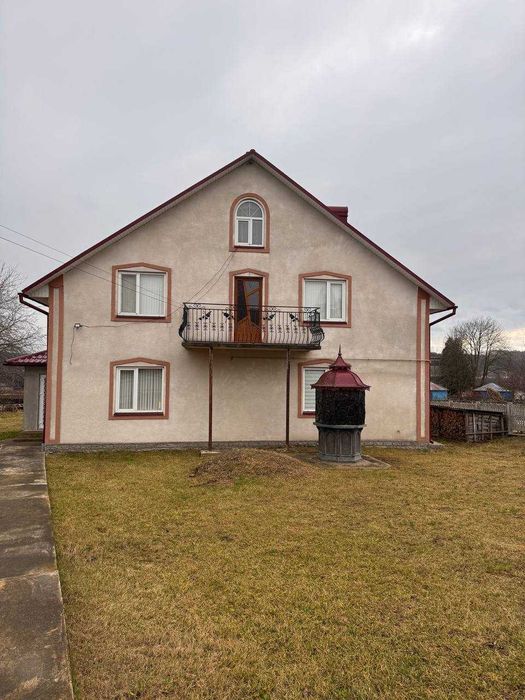 Домоволодіння з магазином у с. Брусниця