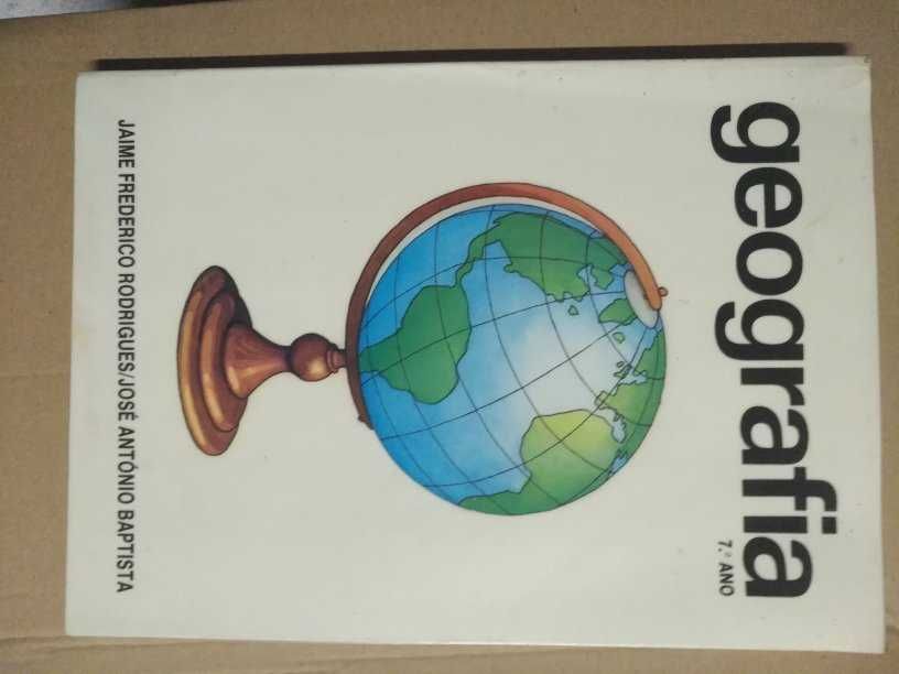 Vários livros de Psicologia, Matemática, Geografia, e Música