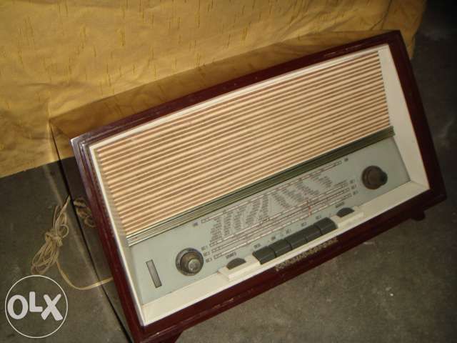 Radio antigo a valvulas a trabalhar