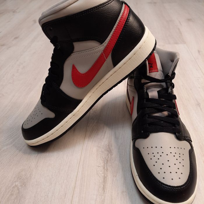 Оригінальні жіночі кросівки AIR JORDAN AIR 1 MID SHOES WHITE/BLACK BQ6