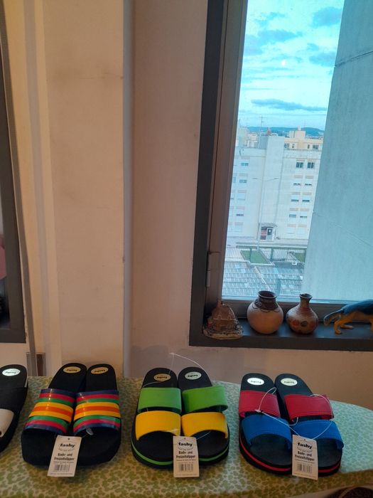 Vendo Dois Pares de Chinelos de Senhora FASHY muito bonitos novos