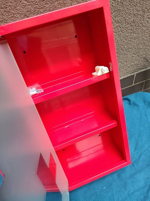 Nowa apteczka  ścienna z kluczykiem