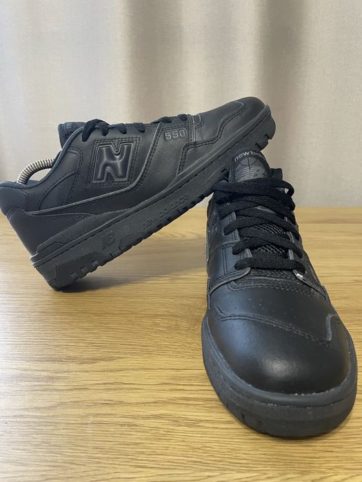 повністю чорні шкіряні кросівки New Balance 550