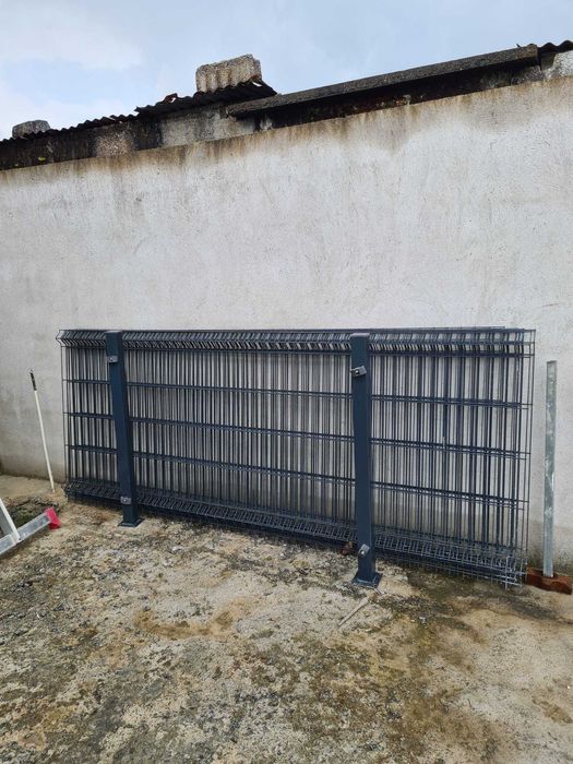 Paineis para vedações  2.50x100 com postes e suportes . Em bom estado.
