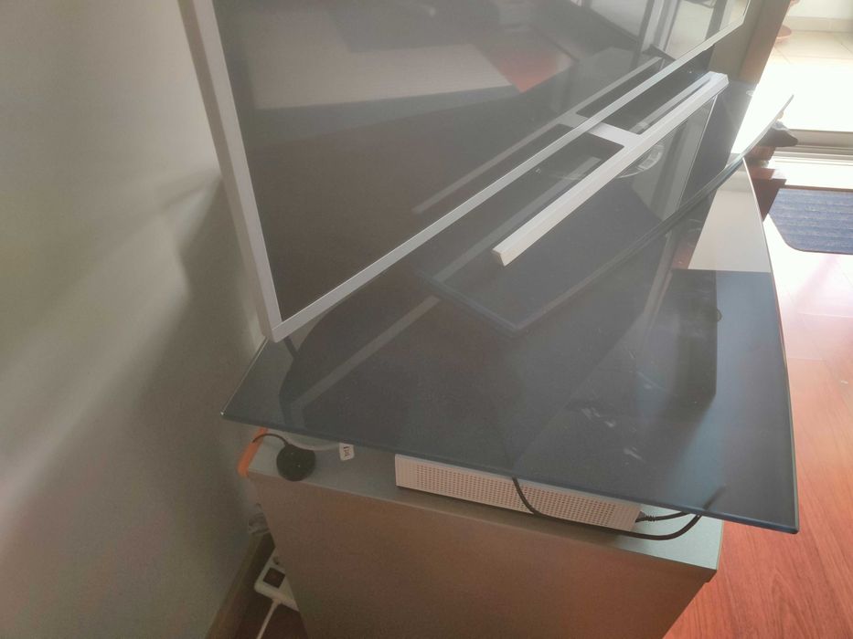 Móvel para TV rotativo em vidro, madeira e metal