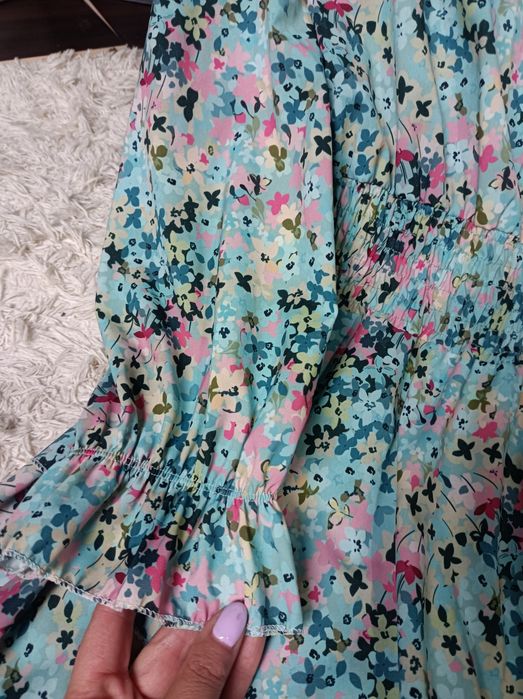 Sukienka w kwiaty z falbanami delikatna