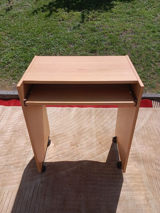 Secretaria em madeira com rodas e mesa extensível.
Medidas:78cm altura 
63 cm frente/42 fundo
66cm com mesa extensível
