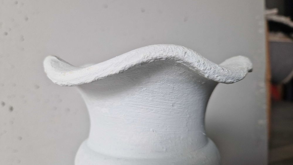 Jarra branca de cerâmica