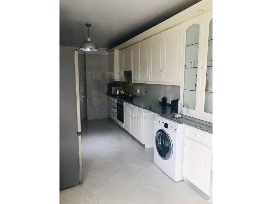 Arrenda-se Apartamento T3 c/ Box/Garagem - Mem Martins