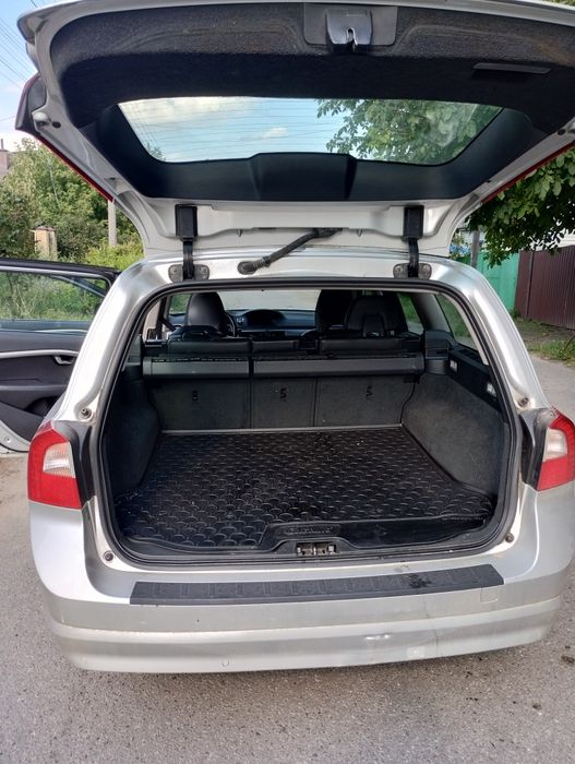 Volvo v 70.бенз . 191 т.км.2 литра . Цвет серый. Салон кожа черный.