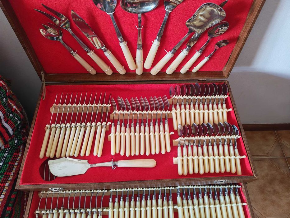 Complete Chrome Flatware Set 1810492678944109383681