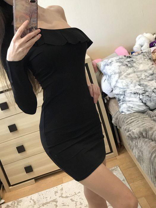 Стильна чорна сукня на одне плече з рюшами – XS