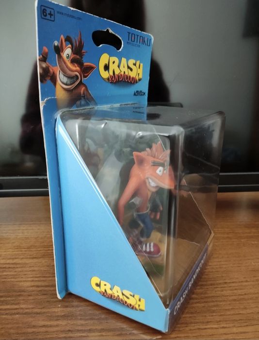 Figura Crash e minis figuras disney/fnaf e pokemon