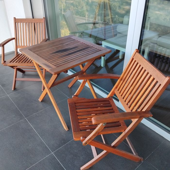 Mesa de café e 2 cadeiras feito de madeira