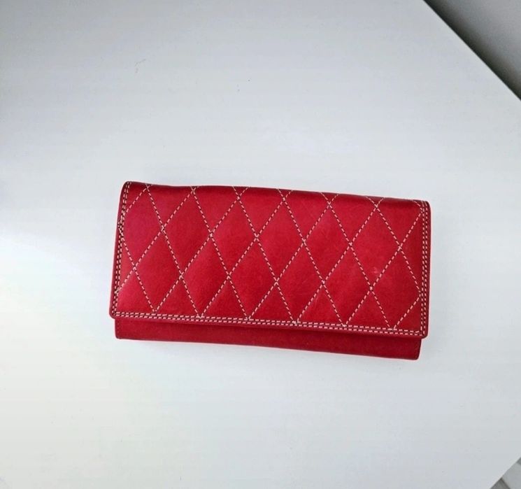 Nowy czerwony portfel