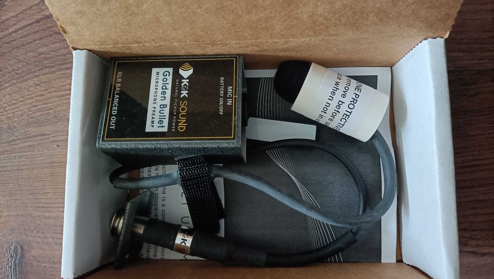 Mesa Behringer Xenyx X2222USB e outro material