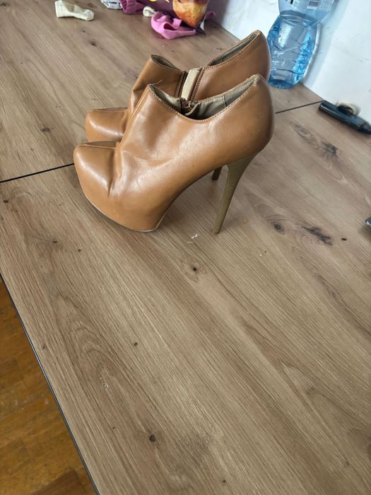 Buty szpilki na dużym obcasie