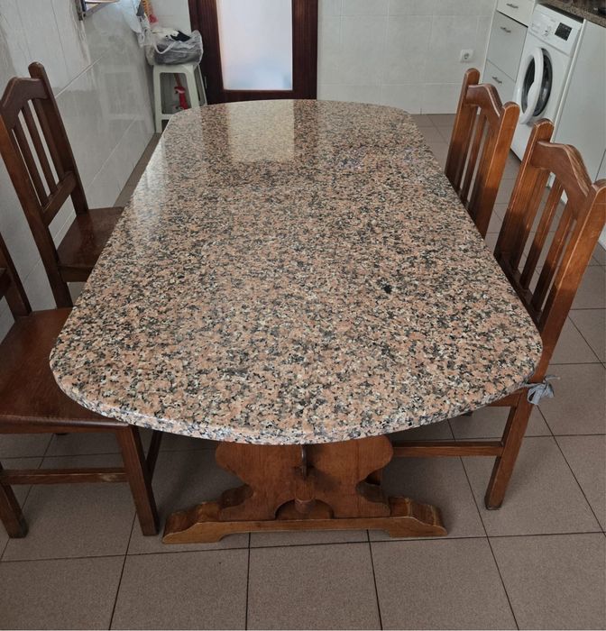 Mesa de cozinha + 4 cadeiras - Estrutura de madeira e tampo de granito rosado