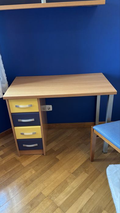 Cadeira secretaria e estante