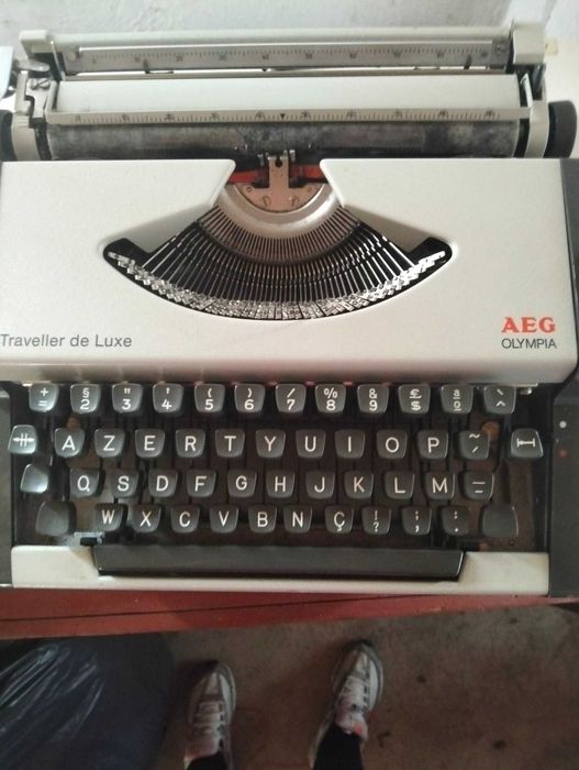 Máquina de escrever AEG Olímpia Traveller de lux