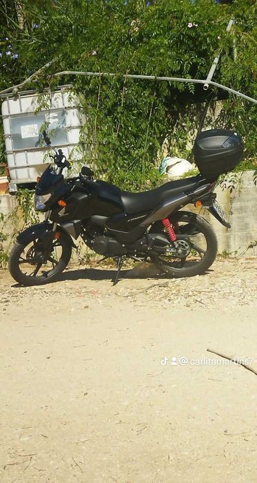 Moto semi nova, com pouco tempo de uso.