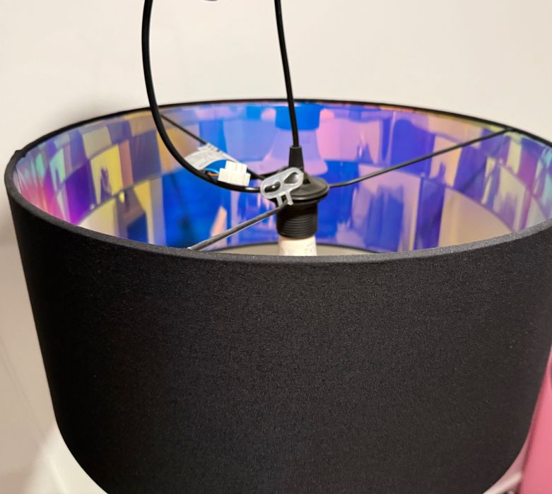 Candeeiro com abatjour preto e interior dourado espelhado