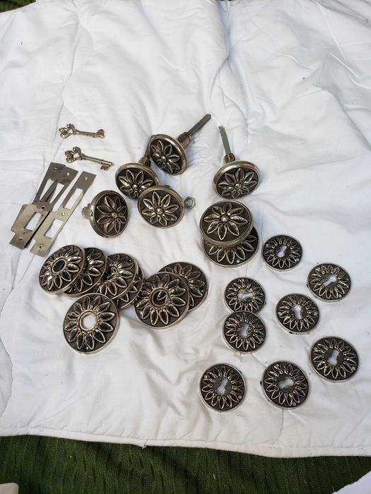 Diversas peças para varões de cortinado e fechadura de porta, usadas.