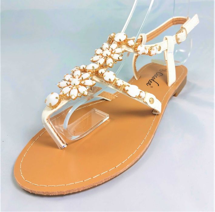 Sandały białe zdobione