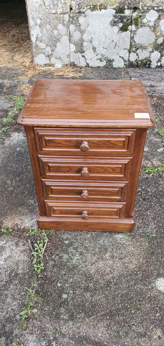 camiseiros,  mesinhas de cabeceira