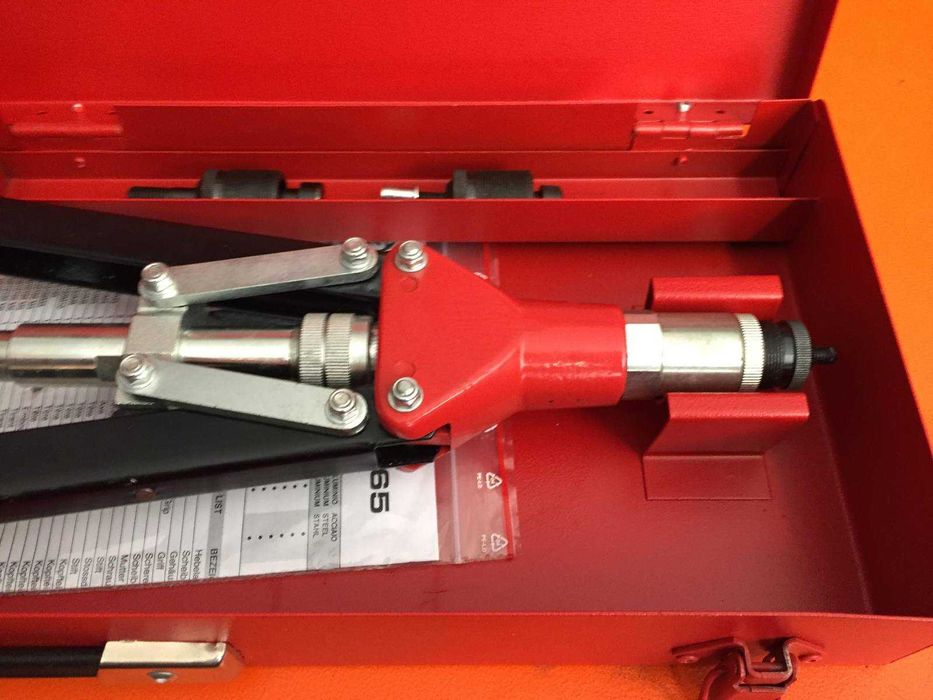 Rebitadora de porcas de cravar