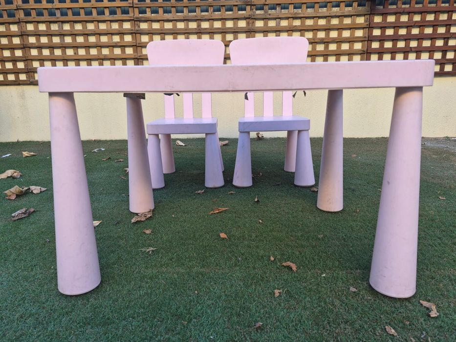 Mesa e cadeiras para criança