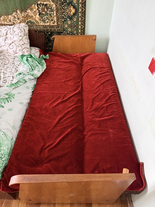 Розкладний диван / тахта з дерев’яними підлокітниками