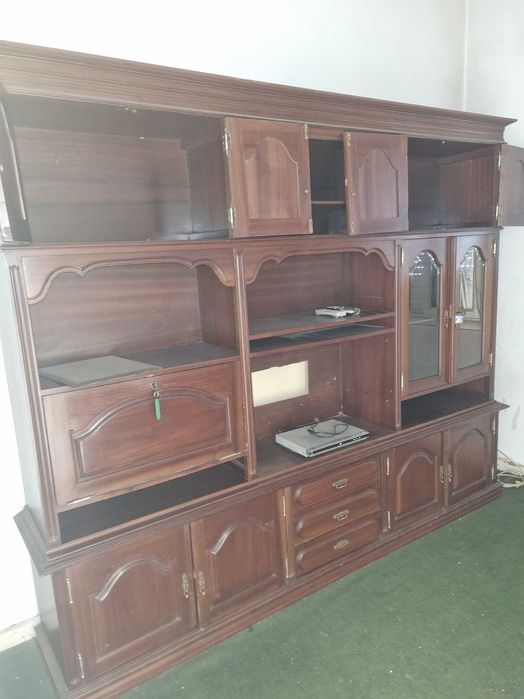 Estante em madeira maciça.