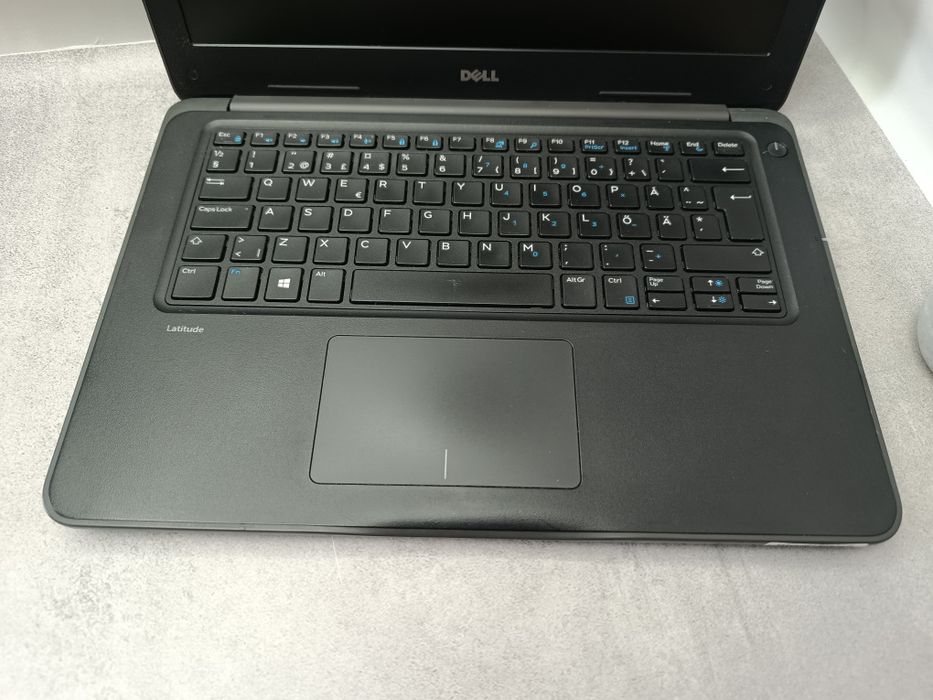 Ноутбук Dell Latitude 3380/i3-6006U/8 ГБ DDR4/SSD 256 GB/13.3 " HD