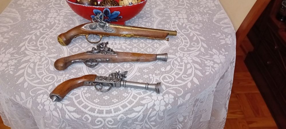 Réplicas antigas em madeira