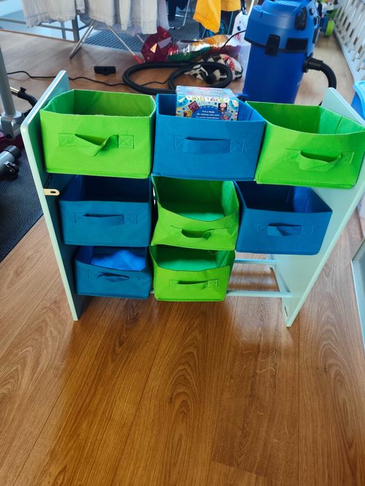 Estante de brinquedos piratas