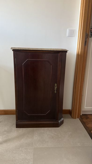 Movel de sala ou corredor, com pedra de marmore…  absolutamente conservado.