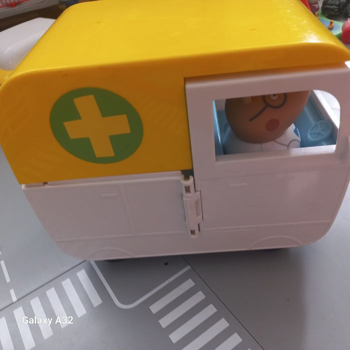 Świnka Pepa   karetka  ambulans figurki  stan bardzo dobry