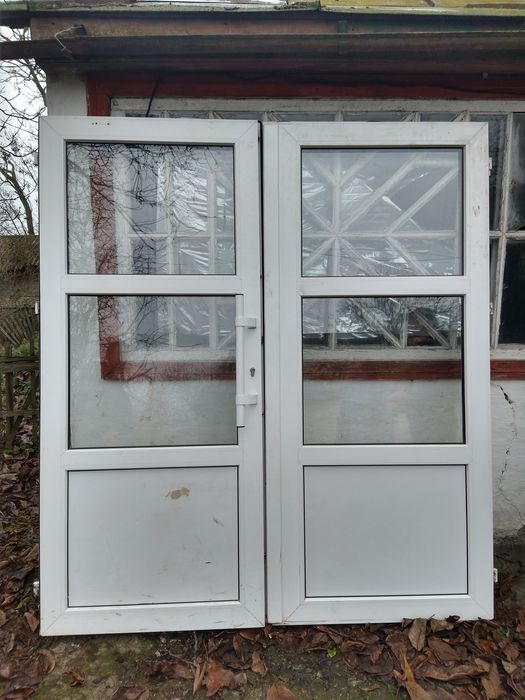 Продам пластикові двері